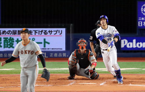 DeNA対巨人　2回裏DeNA無死、先制の中越えソロ本塁打を放つソト。投手桜井（撮影・垰建太）