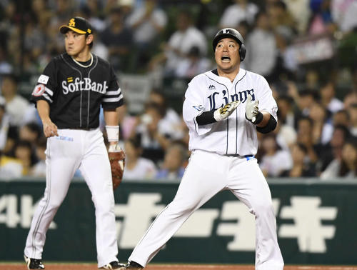 西武対ソフトバンク　3回裏西武無死、左前打を放ち手をたたく山川。左は一塁手内川（撮影・鈴木みどり）