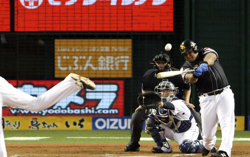 西武対ソフトバンク　1回表ソフトバンク無死、ソロ本塁打を放つデスパイネ。投手ニール（撮影・狩俣裕三）