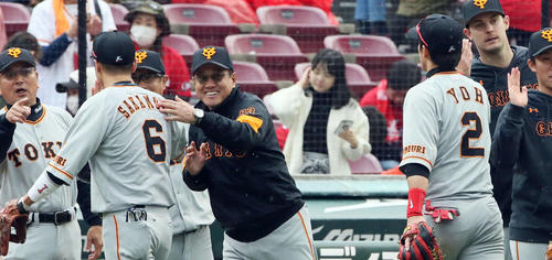 今季初勝利を挙げナインを笑顔で出迎える巨人原監督（2019年3月30日）