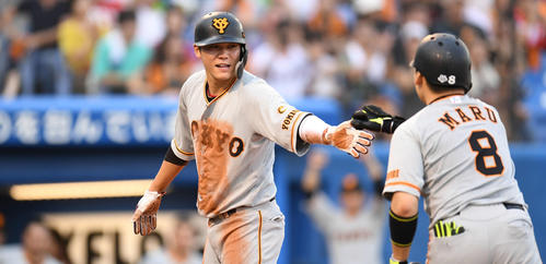 二塁走者坂本勇は先発ブキャナンの暴投で一気に生還し、丸とタッチ（2019年9月7日）