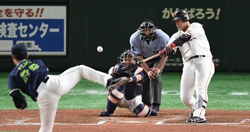 右越えソロ本塁打を放つ岡本（2019年8月9日）