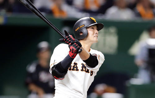 若林はプロ1号の右越え2点本塁打を放つ（2019年6月7日）