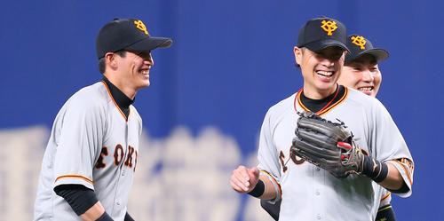 中日に勝利し笑顔でタッチを交わす巨人亀井、丸、陽（2019年8月20日）