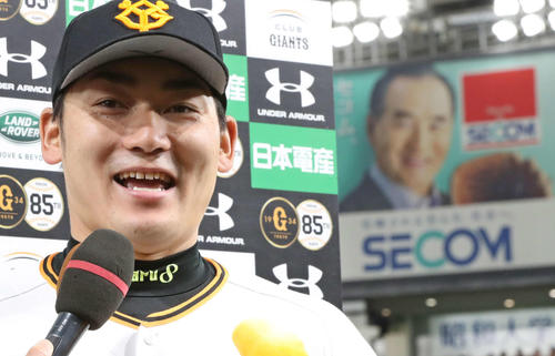 ヒーローインタビューで笑顔を見せる丸（2019年4月2日）
