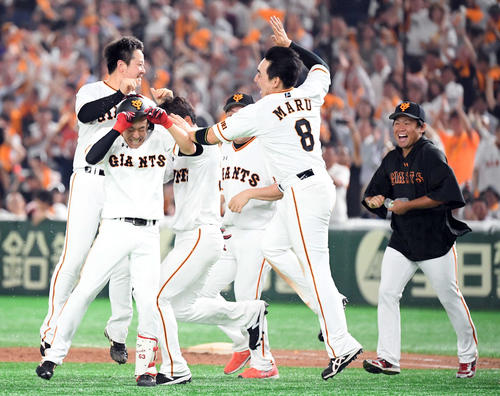 9回裏無死二塁、増田大のバントで悪送球を誘いサヨナラ勝ちを飾る（2019年7月3日）