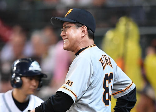 阪神対巨人　険しい表情で選手交代へ向かう巨人原監督（撮影・山崎安昭）