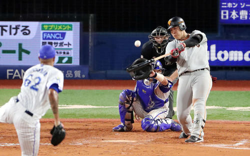 ソロ本塁打を放つ岡本（2019年9月10日）