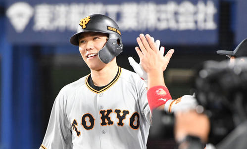 39号ソロを放った坂本勇人はチームメートとタッチをかわす（2019年9月20日）