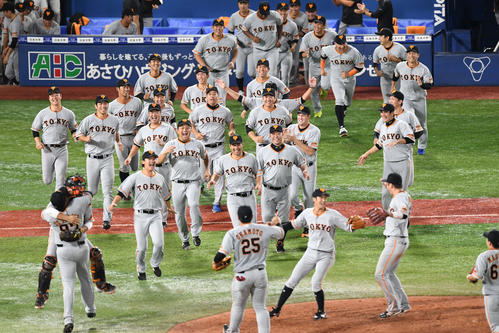 優勝を決めマウンドに駆け寄る巨人の選手たち