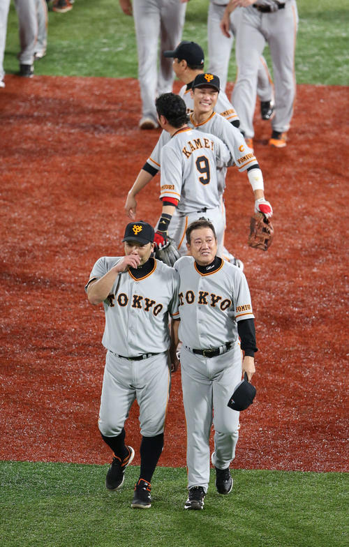 DeNA対巨人　セ・リーグ優勝を決め、並んで左翼スタンドにあいさつに向かう巨人原監督（右）と阿部（撮影・河野匠）