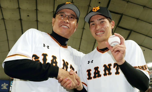 プロ初勝利の高橋はウイニングボールを手に原監督と笑顔で握手（2019年4月4日）