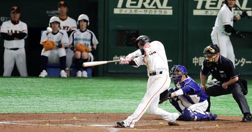 坂本勇人は左中間へソロ本塁打を放つ。後方左は原監督（2019年5月1日）