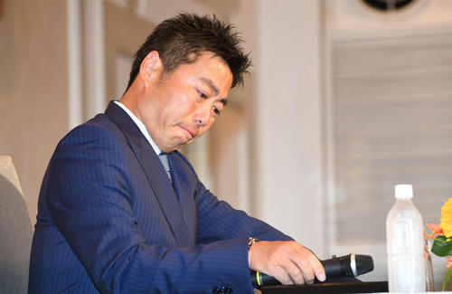 引退会見で涙をこらえる上原浩治（2019年5月20日）