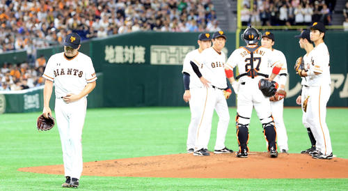 降板となった菅野はがっくりと引き揚げる（2019年6月23日）