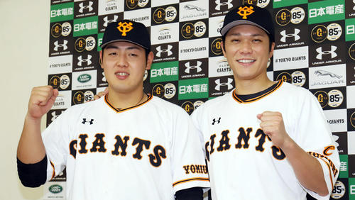 オールスターにファン投票で選出され、笑顔で写真に納まる巨人岡本和真と坂本勇人
