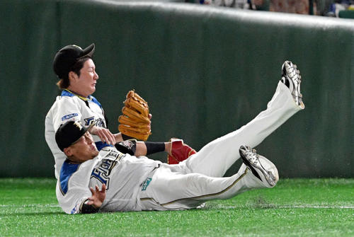 日本ハム対ロッテ　9回表ロッテ無死、レアードの打球を追い渡辺（奥）と交錯する中田（撮影・滝沢徹郎）