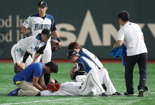 日本ハム対ロッテ　9回表ロッテ無死、レアードの打球を追って渡辺と接触し倒れる中田（撮影・黒川智章）