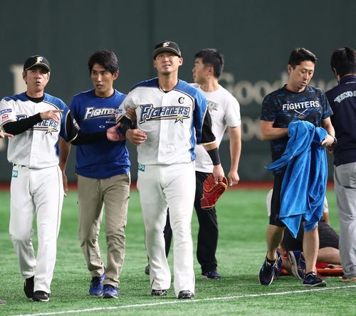 日本ハム対ロッテ　9回表ロッテ無死、レアードの打球を追って渡辺と接触しベンチに引き揚げる中田（撮影・黒川智章）
