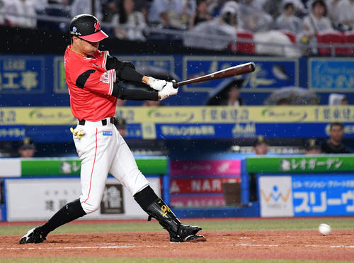 ロッテ対オリックス　2回裏ロッテ1死二、三塁、岡は逆転の左前2点適時打を放つ（撮影・滝沢徹郎）