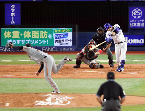 DeNA対巨人　3回裏DeNA2死一塁、2打席連続となる2点本塁打を放つソト。投手桜井（撮影・垰建太）