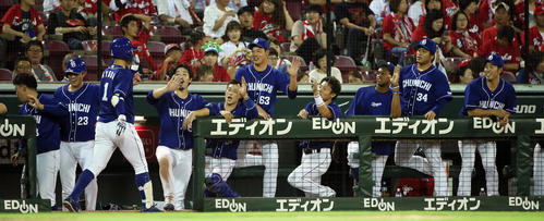 10回表中日無死、京田は右越えに勝ち越しソロ本塁打を放ちベンチ前でナインの出迎えを受ける（撮影・栗木一考）