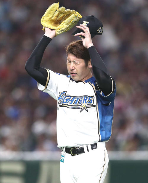 日本ハム対楽天　4回表、先制され渋い表情の加藤（撮影・黒川智章）