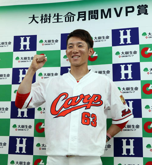 笑顔を見せる西川龍馬（撮影・栗木一考）