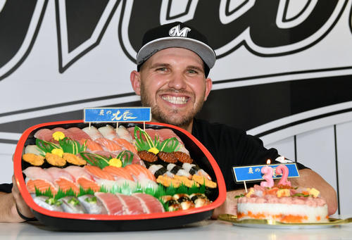バースデーケーキならぬバースデースシで祝福されるロッテのレアード（撮影・滝沢徹郎）