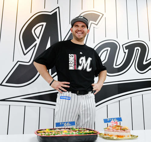 バースデーケーキならぬバースデースシを前に笑顔のロッテのレアード（撮影・滝沢徹郎）