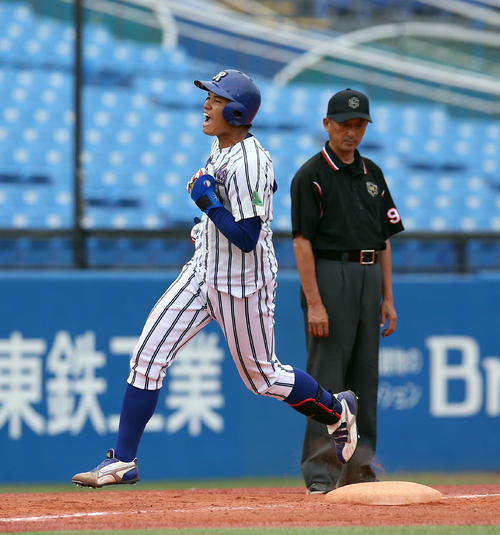 立正大対東洋大　4回表立正大1死二塁、同点の2点本塁打を放ち、叫びながら三塁を回る佐々木勝（撮影・大野祥一）