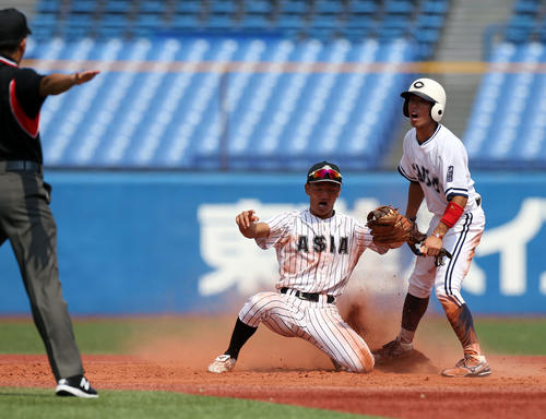 亜大対中大　5回裏中大1死一塁、二塁盗塁を決める五十幡（右）（撮影・大野祥一）