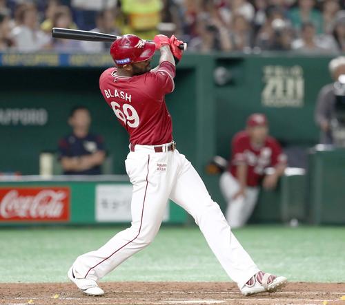 日本ハム対楽天　4回表楽天1死、中越え本塁打を放つブラッシュ（撮影・黒川智章）