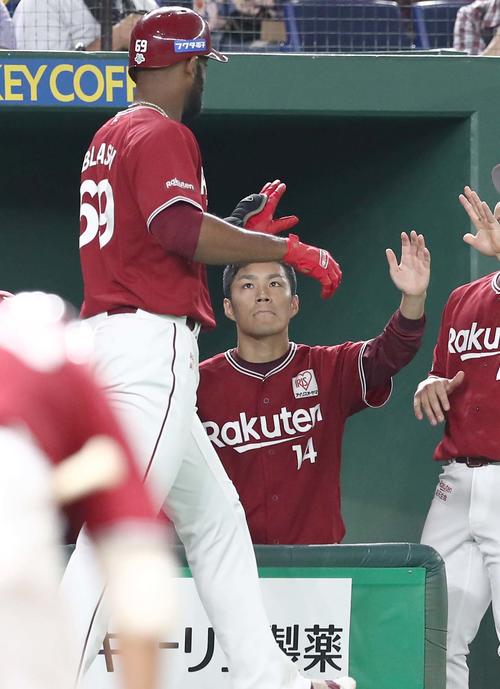 日本ハム対楽天　4回表、本塁打を放ったブラッシュを出迎える則本昴（撮影・黒川智章）