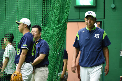 阪神対ヤクルト　室内練習場に入る小川監督（右）と宮本コーチ（撮影・奥田泰也）