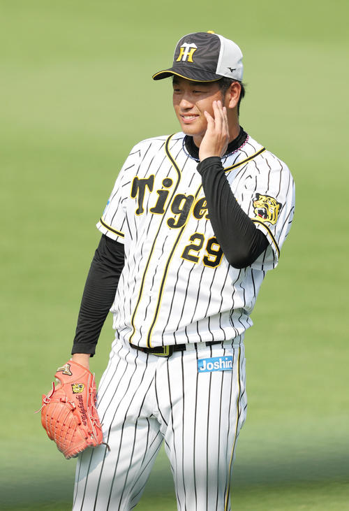 阪神対ヤクルト　試合前練習でキャッチボールを行う高橋遥（撮影・前田充）