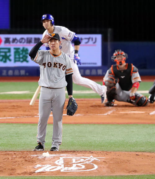 DeNA対巨人　2回裏DeNA無死、ソト（後方）に先制のソロ本塁打を浴びる桜井（撮影・垰建太）