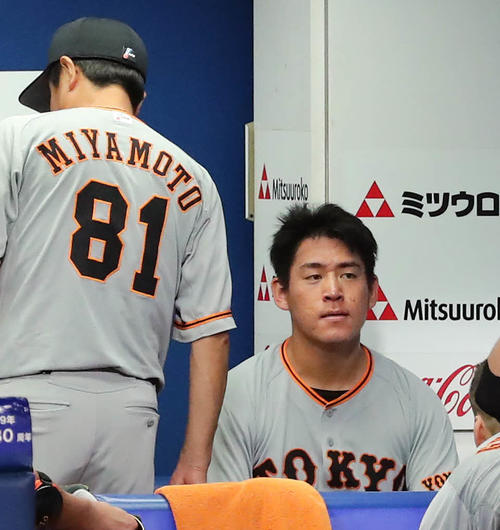 DeNA対巨人　3回、逆転を許してベンチへ戻った巨人先発の桜井。左は宮本コーチ（撮影・丹羽敏通）