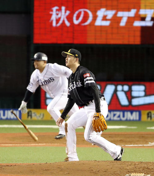 西武対ソフトバンク　3回裏西武2死満塁、森に3点適時二塁打を打たれる高橋礼（撮影・狩俣裕三）
