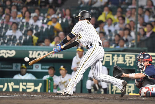 4回裏阪神2死満塁、北條史也は左前2点適時安打を放つ（撮影・奥田泰也）