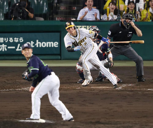 4回裏阪神2死満塁、先制の左前2点適時打を放つ北條。投手小川（撮影・前田充）