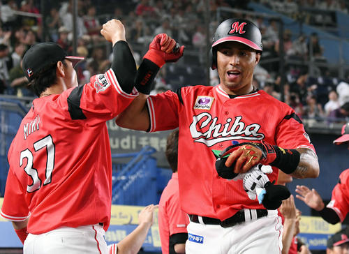 ロッテ対オリックス　2回裏ロッテ無死一塁、右越え2点本塁打を放ったマーティン（右）は生還し三木とタッチを交わす（撮影・滝沢徹郎）