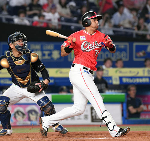 ロッテ対オリックス　2回裏ロッテ無死一塁、マーティンは右越え2点本塁打を放つ（撮影・滝沢徹郎）