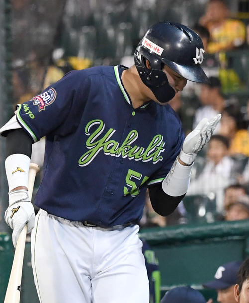 阪神対ヤクルト　5回表ヤクルト無死、村上は左越え本塁打を放ちナインとタッチを交わし投げキッスをする（撮影・奥田泰也）