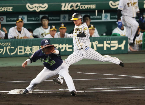 1回裏阪神無死一塁、二ゴロ併殺に倒れる近本（撮影・前田充）