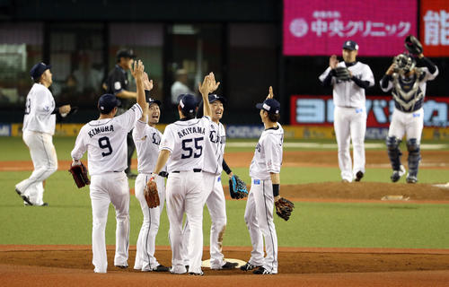西武対ソフトバンク　試合後、勝利を喜び合う、源田（右から2人目）ら西武の選手たち（撮影・狩俣裕三）