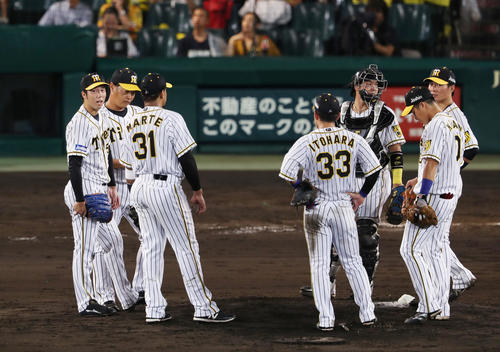 阪神対ヤクルト　6回表ヤクルト2死一、三塁、村上に適時打を浴びたところで交代を告げられる青柳（左端）（撮影・前田充）