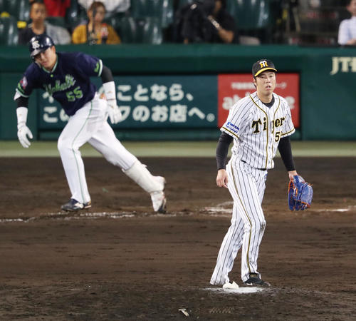 阪神対ヤクルト　6回表ヤクルト2死一、三塁、村上に適時打を浴びる青柳（撮影・前田充）