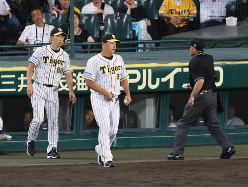 阪神対ヤクルト　6回表ヤクルト2死一、三塁、村上に適時打を浴びたところで青柳に交代を告げる矢野監督（左）（撮影・前田充）