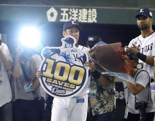 西武対ソフトバンク　試合後、通算100セーブを達成し、ボードを持ち、ファンの声援に応える増田（撮影・狩俣裕三）
